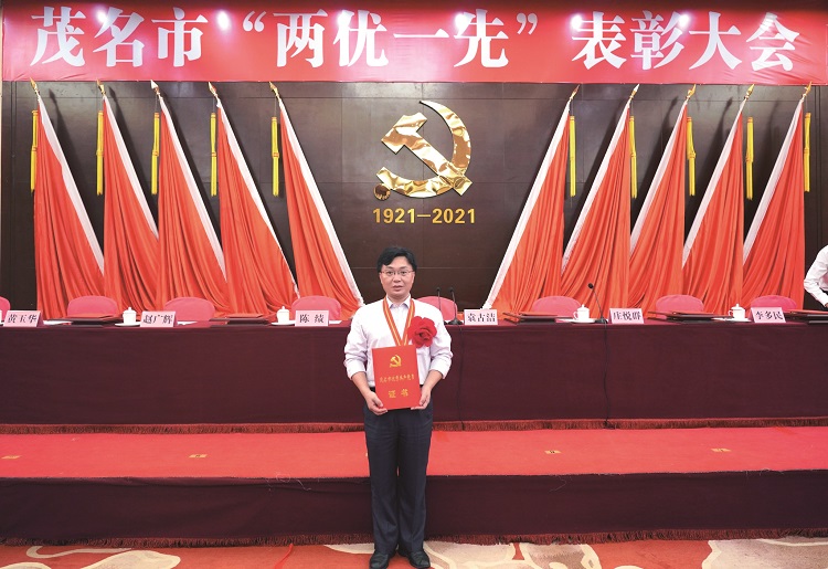 劉總獲評優秀共產黨員.jpg