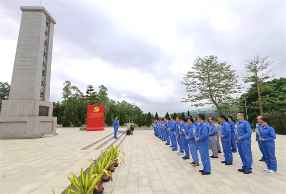 劉陽書記率領隊伍緬懷先烈 (3).jpg